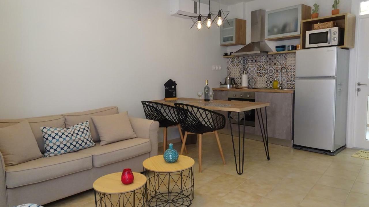 Elegant And Comfortable Apartment In The City Center Ermoupoli Exterior photo