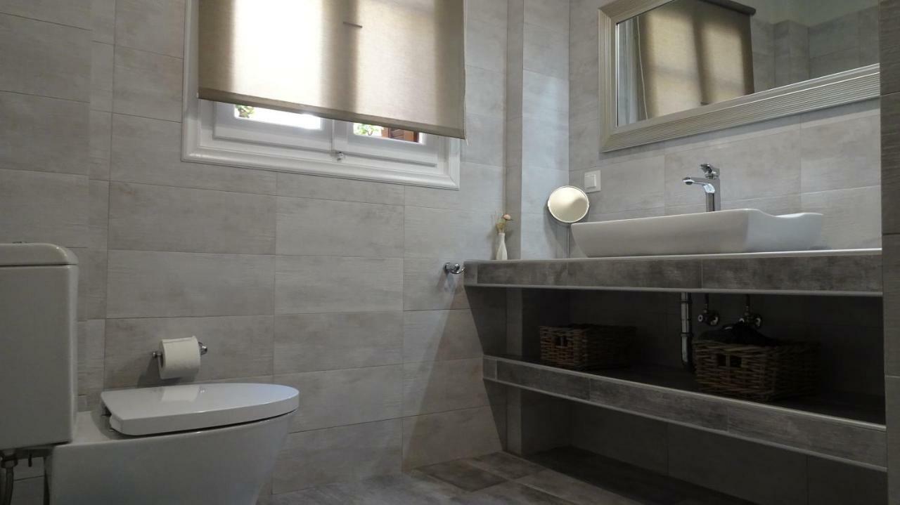 Elegant And Comfortable Apartment In The City Center Ermoupoli Exterior photo