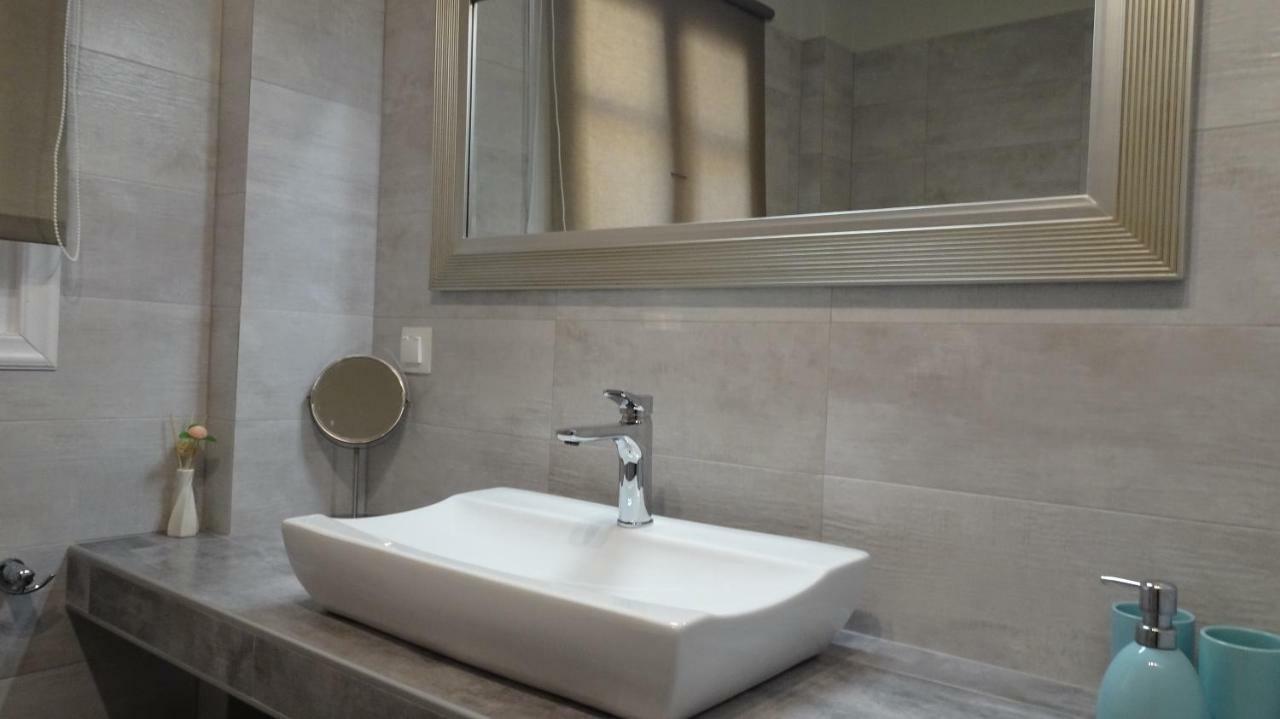 Elegant And Comfortable Apartment In The City Center Ermoupoli Exterior photo