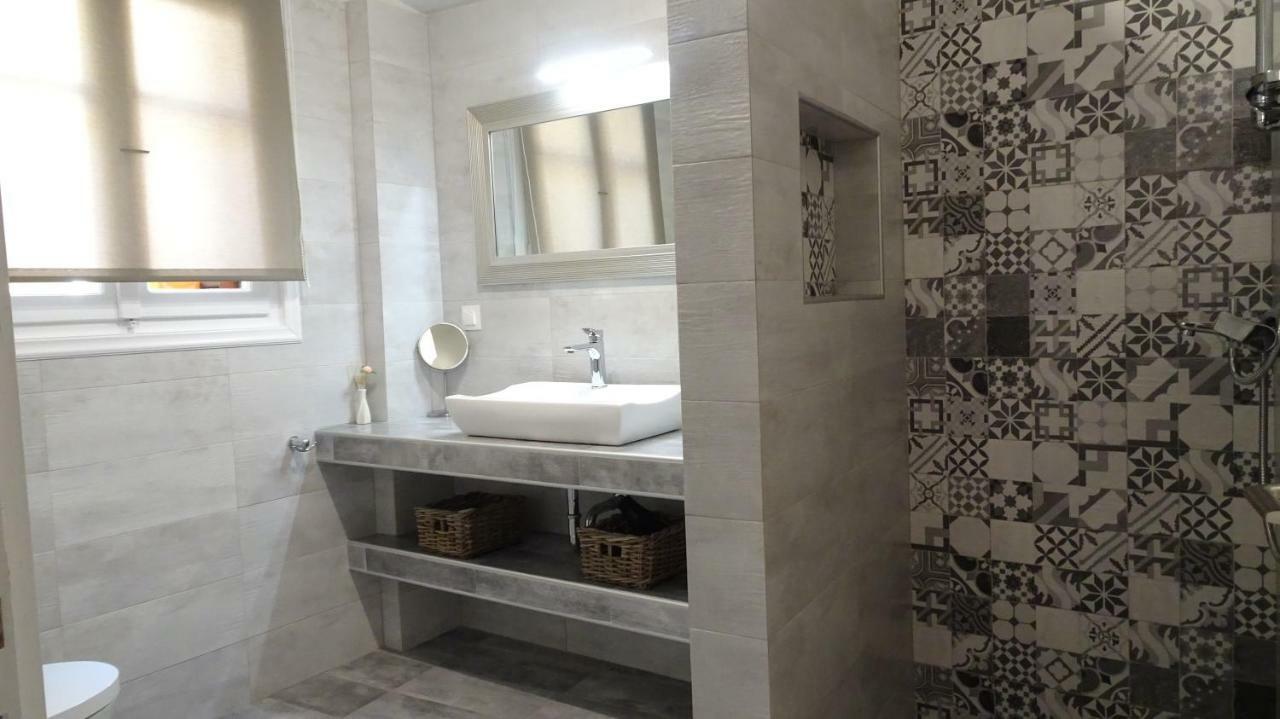 Elegant And Comfortable Apartment In The City Center Ermoupoli Exterior photo